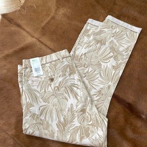 New with tags. Stylish and comfortable as well as stretchy.